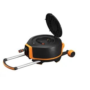 Automatický naviják Fiskars XL s kolečky 1067548