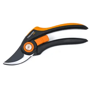 Ruční zahradní nůžky Fiskars Plus™ P521 1057167