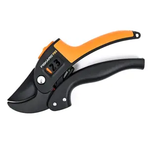 Ruční zahradní nůžky Fiskars PowerStep P83 1000575